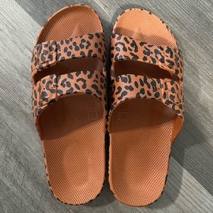 Freedom Moses Leo Womens Leopard Slip On Slide Sandals